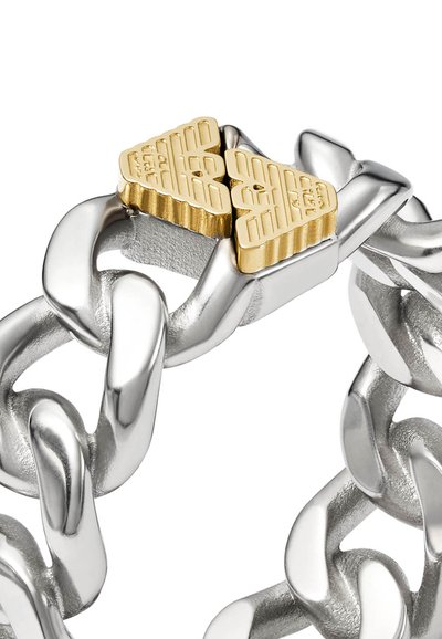 Bracelet en chaîne argentée avec de grands maillons, muni d'un fermoir en or en forme de "R" stylisé. Fini poli et détails texturés sur le fermoir.