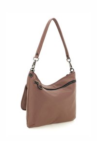 Borsa a spalla in pelle marrone con finitura testurizzata, dotata di una tasca con zip, tracolla regolabile e accessori in metallo.