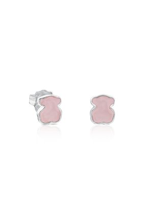 Pendientes de studs en forma de oso rosa con un acabado brillante, hechos de metal en tono plateado. Presentan una textura suave y un diseño sencillo.