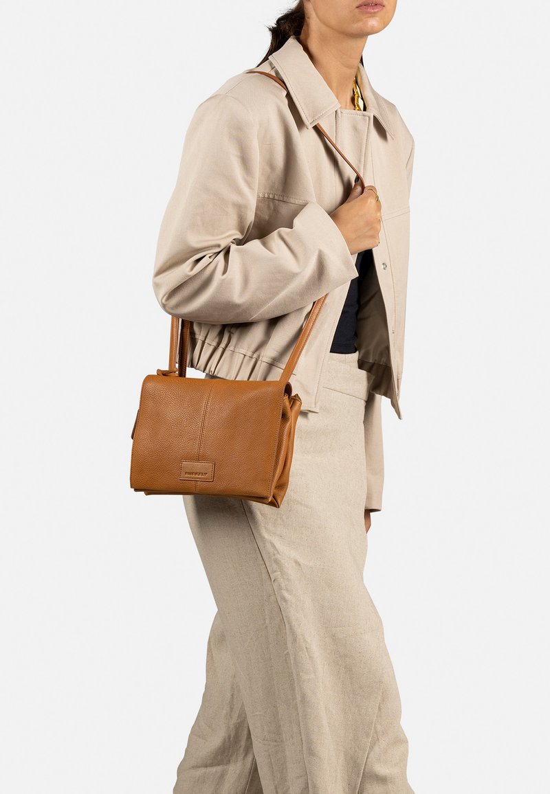 Borsa a tracolla in pelle marrone con una finitura testurizzata, forma rettangolare e una sola tracolla. Design semplice con un logo frontale.