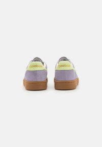 Reebok Classic CLUB GROUNDS - Tenisice - dusk purple/astro lime