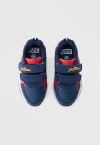Pantofi sport pentru copii, albastru și roșu, cu două benzi Velcro, material plasă și sintetic, vârf rotunjit, guler căptușit și detaliu cu logo-ul Spider-Man.