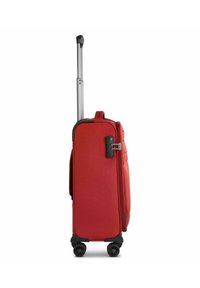 Valigia rigida rossa con maniglia in alluminio estensibile, ruote nere e tasche laterali con zip. Dotata di una serratura a combinazione e tessuto texturizzato.