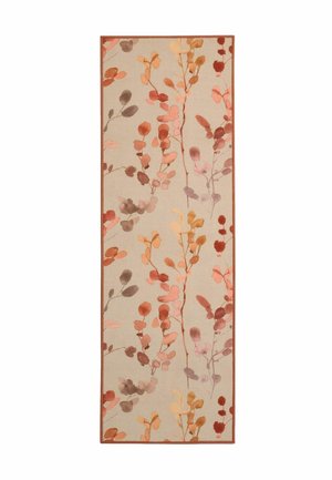Tappeto rettangolare beige con motivo di foglie e rami autunnali astratti in tonalità di arancione, marrone, rosa e giallo.