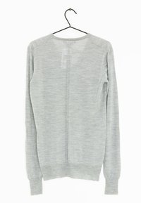 Hellgrauer langärmliger Pullover aus weichem Stoff. Mit Rundhalsausschnitt, gerippten Bündchen und einer mittigen Naht auf der Rückseite.
