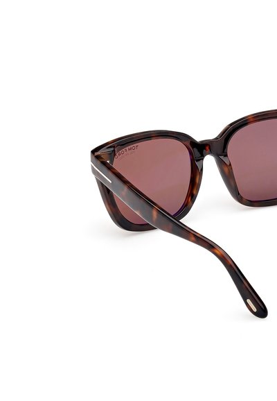 Schildpad zonnebril met hoekig frameontwerp, gradient roze lenzen, metalen accenten en slanke armen. Merkennaam zichtbaar binnen het frame.