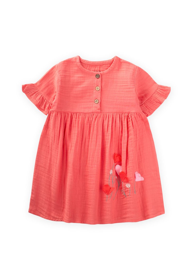 Vestido de algodón coral con mangas cortas con volantes, cierre de botones y diseño floral bordado que presenta corazones en tonos rosa y rojo.