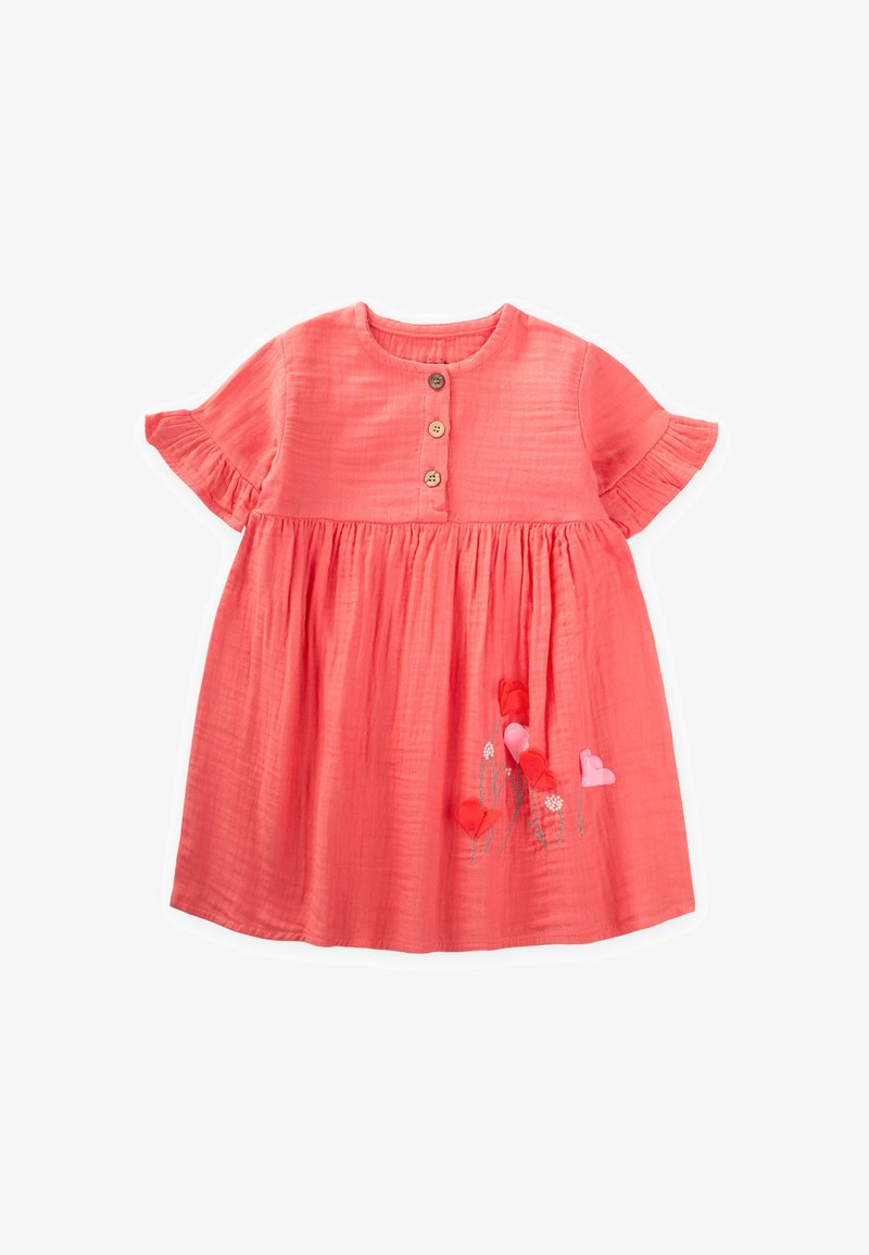 Koralan pamučna haljina s kratkim volanima, zatvaranjem na dugmadi i izvezenim cvjetnim uzorkom s srcima u ružičastim i crvenim tonovima.