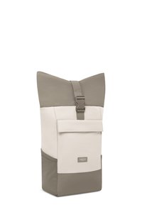 Batoh s rolovacou klopou v béžovej a taupe farbe s predným vreckom na klopu a stredovým zapínaním na pracku.