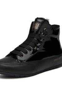 Schwarzer High-Top-Sneaker aus glänzendem Lackleder mit Kunstfellfutter, flachen schwarzen Schnürsenkeln und silbernen Ösen. Markenname ist an der Seite geprägt.