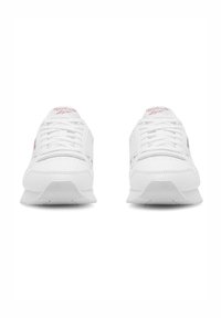 Adidași albi cu un superior sintetic neted, sistem de șireturi frontal, branding subtil în roșu și talpă din cauciuc texturat pentru aderență.