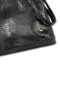 Sac à main noir avec texture serpent embossée, bandoulière ajustable et un petit charme aux couleurs du drapeau italien.