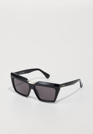 Gafas de sol rectangulares negras con lentes oscuros, que presentan un acento de metal dorado en el puente, un diseño de montura audaz y un acabado brillante.
