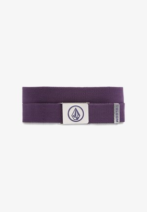 Ceinture tissée violette avec une boucle rectangulaire en argent arborant un logo et une petite étiquette à l'extrémité. Matériau robuste et texturé.