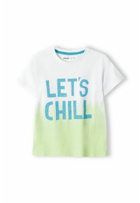 Balts kokvilnas T-krekls ar īsām piedurknēm, ar zaļganu gradienta apakšmalu un zilu tekstu "LET'S CHILL" izteiksmīgā, teksturētā fontā.