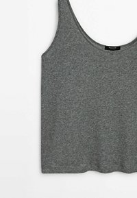 Débardeur gris côtelé avec un col arrondi et un ourlet droit. La texture du tissu semble douce et extensible, sans motifs ni accents visibles.