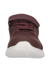 Bordeaux träningssko med mesh-övre, snörning och kardborreband. Rund tå och vit gummisula med texturerat mönster.