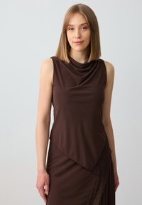 Abito senza maniche marrone con scollatura drappeggiata e design asimmetrico, con dettagli in pizzo lungo il bordo inferiore. Tessuto morbido.