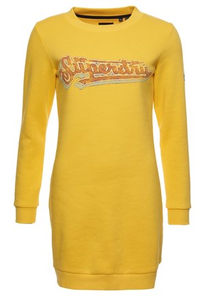Robe sweat-shirt jaune à manches longues avec poignets et col côtelés, arborant le logo texturé "Superdry" sur la poitrine.