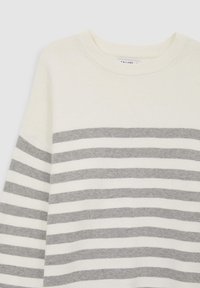 Weißer Pullover mit grauen horizontalen Streifen, Rundhalsausschnitt, gerippten Bündchen und Saum. Weicher Textur, klassisches Design und lockerer Schnitt.
