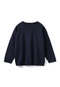 Námořnická modrá pletená svetr s dlouhými rukávy, žebrovaným výstřihem a lemem. Obsahuje jemné červené prošívání podél ramenního švu. Měkká textura.