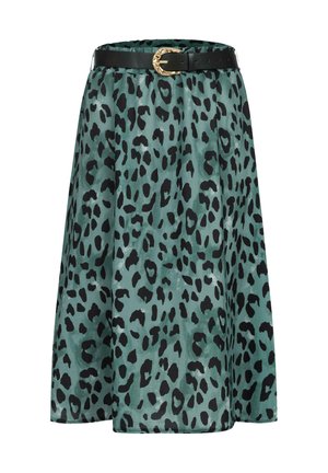 Groene luipaardprint rok met zwarte accenten, voorzien van een zwarte riem en een gouden gesp. Vloeiende ontwerp met een knielange zoom.