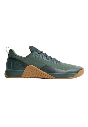 Zapatilla deportiva de perfil bajo en verde oscuro con suela de goma, cierre de cordones y diseño geométrico de la entresuela, mostrada de lado sobre un fondo blanco.
