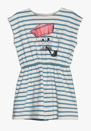 Sukienka dziecięca z poziomymi niebiesko-białymi paskami, z nadrukiem kreskówkowej twarzy z czerwonym kapeluszem marynarza i czarną fajką na piersi.