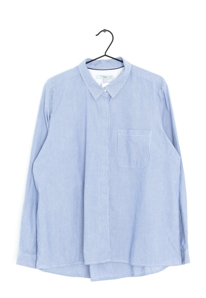 Camisa de rayas azul y blanca de manga larga con cuello, bolsillo frontal y dobladillo curvado, hecha de una tela ligera. Cuélgala de un gancho.