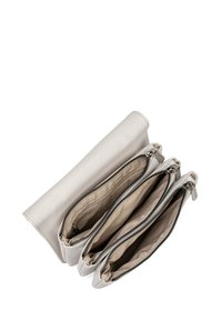 Pochette a tre zip in morbido materiale grigio chiaro. Presenta un'esterno testurizzato, una fodera beige e dettagli in metallo argentato. Design compatto e organizzato.