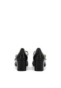 Décolleté in vernice nera con tacco alto, punta arrotondata, design slingback, tacco spesso e dettaglio con fibbia dorata.