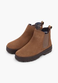 Botine din suede maro, cu panouri elastice laterale, talpă din cauciuc texturat și căptușeală în carouri albastre. Dispune de bucle pentru o îmbrăcare ușoară.