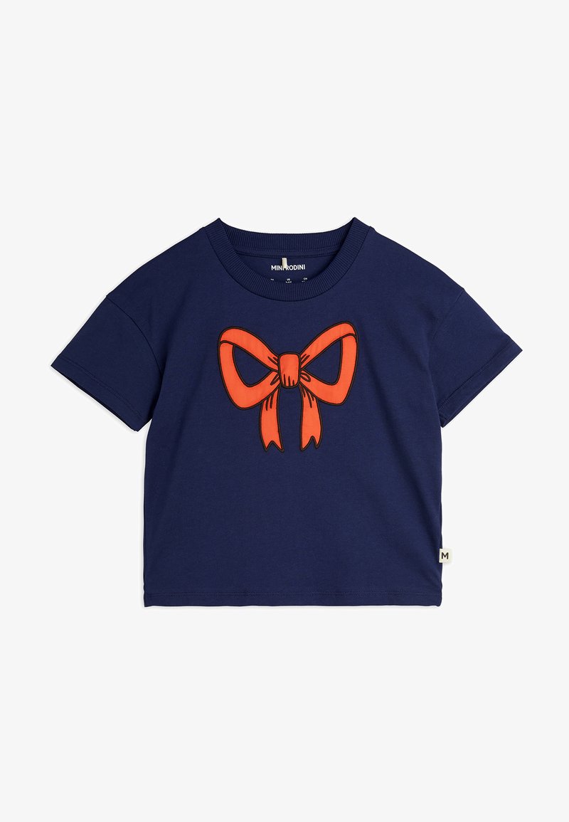 Marineblå bomulds t-shirt med et oversized orange bue-grafik på forsiden. Klassisk rund hals og korte ærmer.