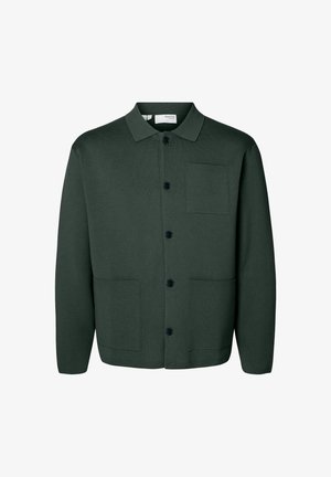 Veste verte à boutons, en tissu texturé, avec un col, une poche plaquée sur le devant et deux poches latérales avec des boutons foncés.