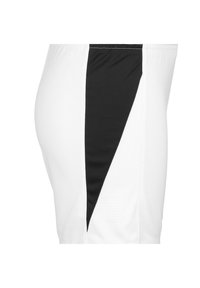 Witte sportshorts met een zwart diagonale paneel aan één kant, gemaakt van lichtgewicht stof met een soepele textuur en een elastische tailleband.