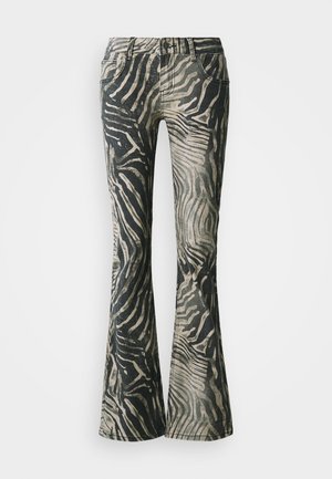 Blugi evazați cu un model de zebră în nuanțe de negru și bej, realizati dintr-un material denim, cu un design cu cinci buzunare și detalii de cusături vizibile.