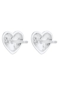 Herzförmige silberne Ohrringe mit einer polierten Oberfläche und einem strukturierten Innenbereich. Die Stecker sind gerade und sicher zum Tragen.