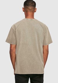 Merchcode COOLEST DAD ACID WASHED HEAVY - T-shirts med print - darkkhaki