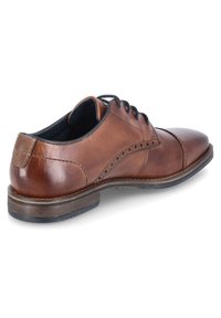 Chaussure habillée en cuir marron avec un bout arrondi, un design à lacets, des accents perforés et un talon bas empilé. Texture lisse avec une finition polie.