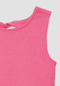 Mouwloze roze rib gebreide top met een ronde halslijn en een klein kruisingdetail op de rug.