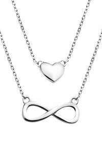 Silverhalsband med två kedjor; den ena har ett slätt hjärtanhänge och den andra en oändlighetssymbol, båda med polerade ytor.