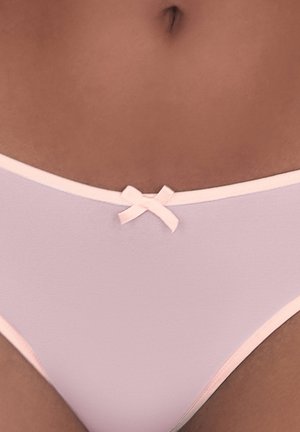Nahaufnahme des Mittelbereichs mit hellrosa hoch geschnittener Unterwäsche und einer kleinen dekorativen Schleife in der Mitte des Bunds.