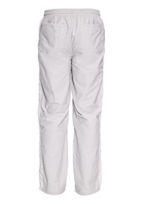 Gai pelēki ikdienas bikses ar elastīgu jostu, divām aizmugures kabatām un sānu paneļiem, redzamas no aizmugures uz balta fona.