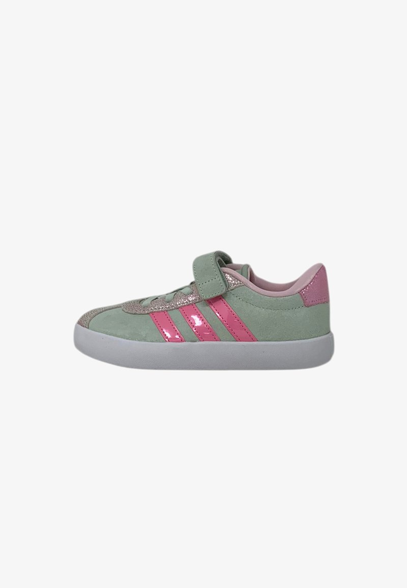 Baskets vert clair avec des bandes roses, des accents pailletés, une sangle en velcro et une semelle blanche, vues de profil.