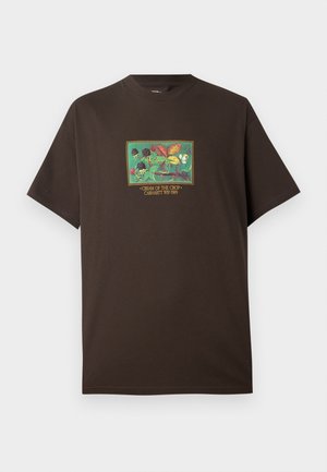 T-shirt en coton marron avec un motif coloré représentant des fruits et des feuilles. Manches courtes, coupe décontractée et col rond.