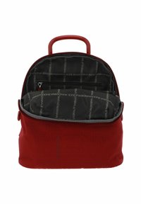 Sac à dos en tissu rouge avec une forme structurée, doté d'une poignée supérieure et d'un compartiment principal zippé. L'intérieur est garni d'une doublure noire à motif logo.