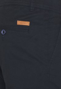 Pantalon en coton bleu marine avec fermeture à bouton, orné d'une étiquette en cuir Esprit sur la poche arrière et de détails de couture minimalistes.