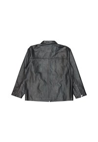 Giubbotto di pelle nera con una texture liscia, maniche lunghe, collo con risvoltini e cuciture visibili; presenta cerniere sui polsini.