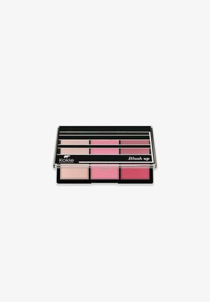 Kokie Professional Blush Up -paletti, jossa on kolme poskipunasävyä: vaaleanpunainen, keskiruskea ja syvä ruusu, mustassa ja kirkkaassa kotelossa.
