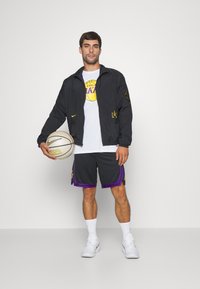 Nike Performance NBA LOS ANGELES LAKERS CITY EDITION SHORT - Športové šortky - black/amarillo